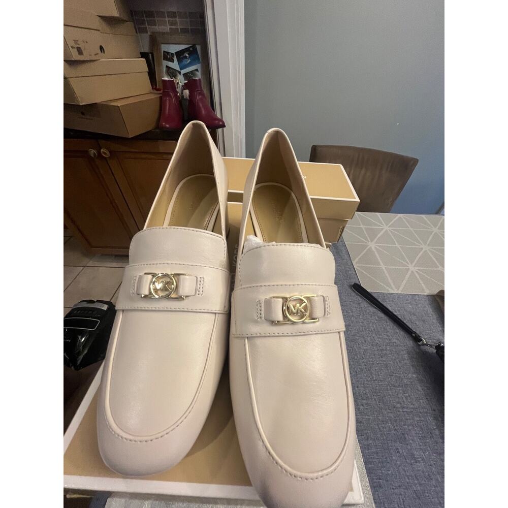 MICHAEL KORS MINDY CLASSIC FLEX HEELED LEATHER LOAFER, NEW IN BOX SZ 7M IN CREAM